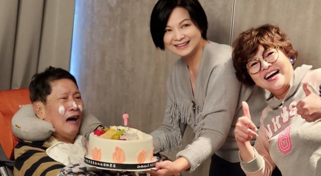 72岁歌王太凄凉！中风患癌女友卖房救济，前妻带四个孩子住国外