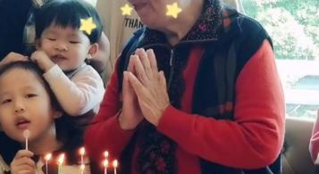 87岁彭玉庆生场面曝光！头发花白面容显憔悴，二婚老伴是前姐夫