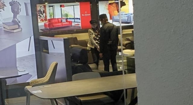 郭富城夫妻逛家具店，瘫倒沙发不顾形象，方媛脖子挂一条万元围巾