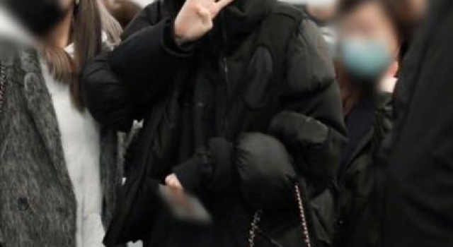 关晓彤机场四根手指挥手拜拜，自嘲大拇指下线