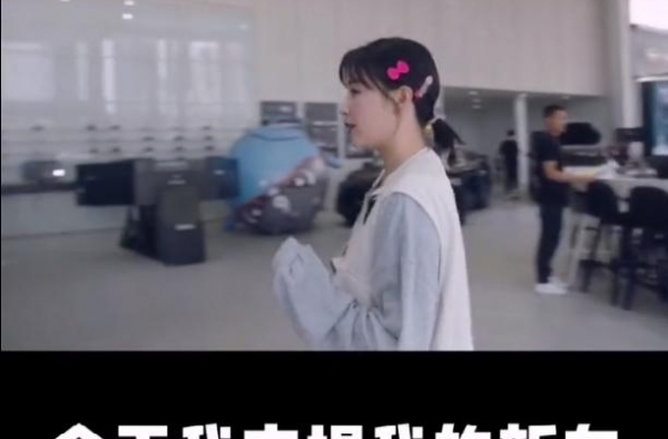 知名女星买豪车太阔气，一个包价值3万，上节目住宅却曝全靠租？