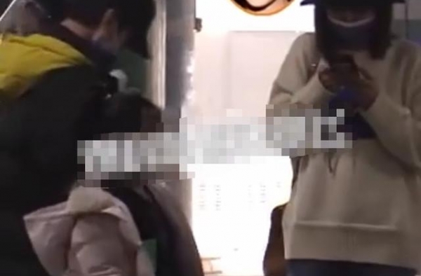 张亮寇静复婚？同乘一班飞机回家，离婚三年互动如常，被指假离婚