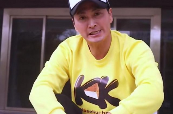 61岁何家劲衣着朴素坐台阶，为赚钱办工厂卖货？曾出演最帅展昭