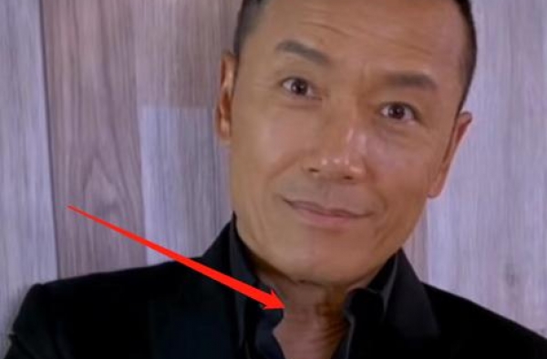 “杨康”苗侨伟罕露面，颈部皮肤松弛显老态，与刘德华关系惹人羡