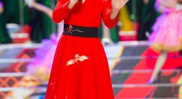 还记得闫学晶吗？她儿子都结婚了…