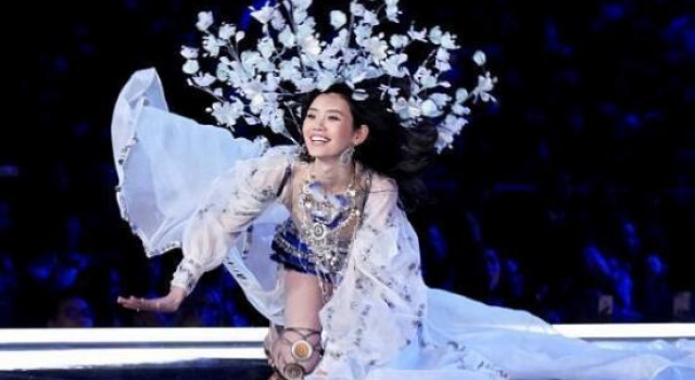 她曾是华谊老板娘，又为何放弃权贵，甘愿为浪子陈冠希生女？